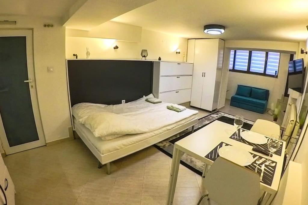 Studio With Courtyard Just Steps Away Vitosha Str 소피아 외부 사진
